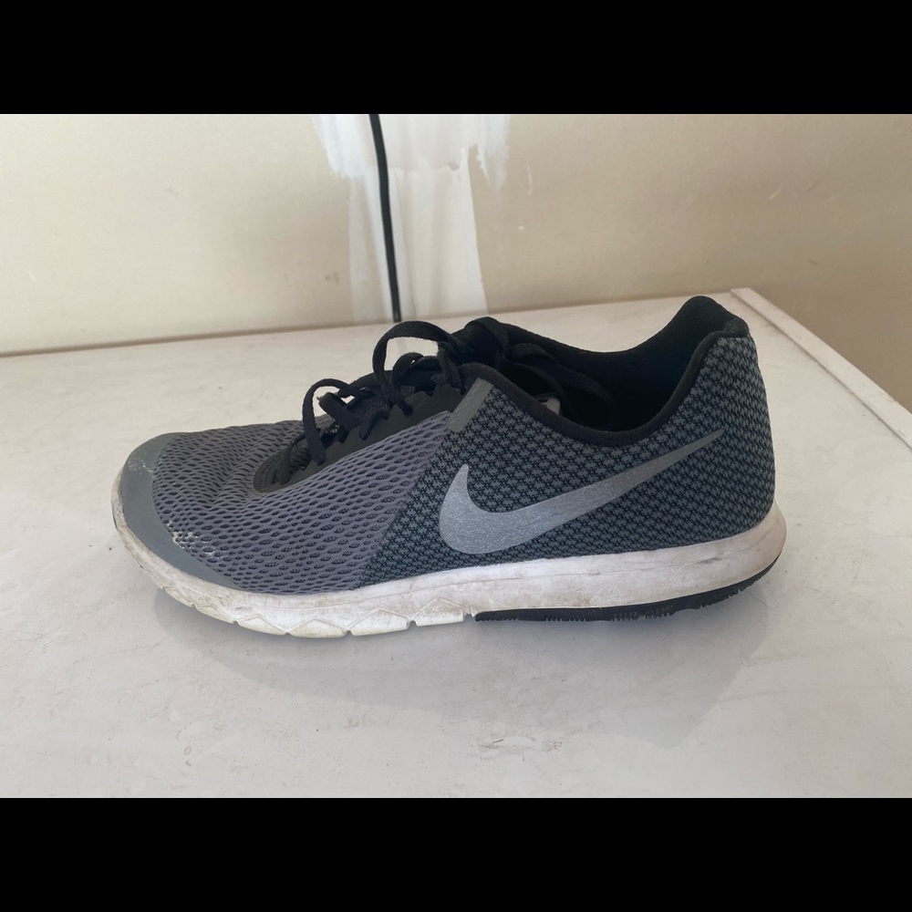 Men’s Grey/black Nike Flex Experience size 9.5